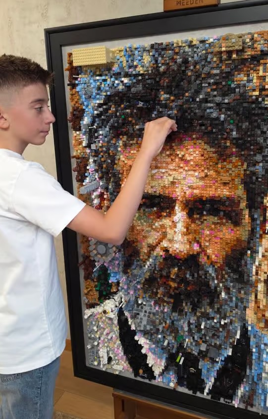 FOTO Un copil de 11 ani a creat portretul lui Brâncuși din mii de piese LEGO, la 150 de ani de la nașterea sculptorului / Coloana Infinitului, Poarta Sărutului și Masa Tăcerii, ascunse în portret