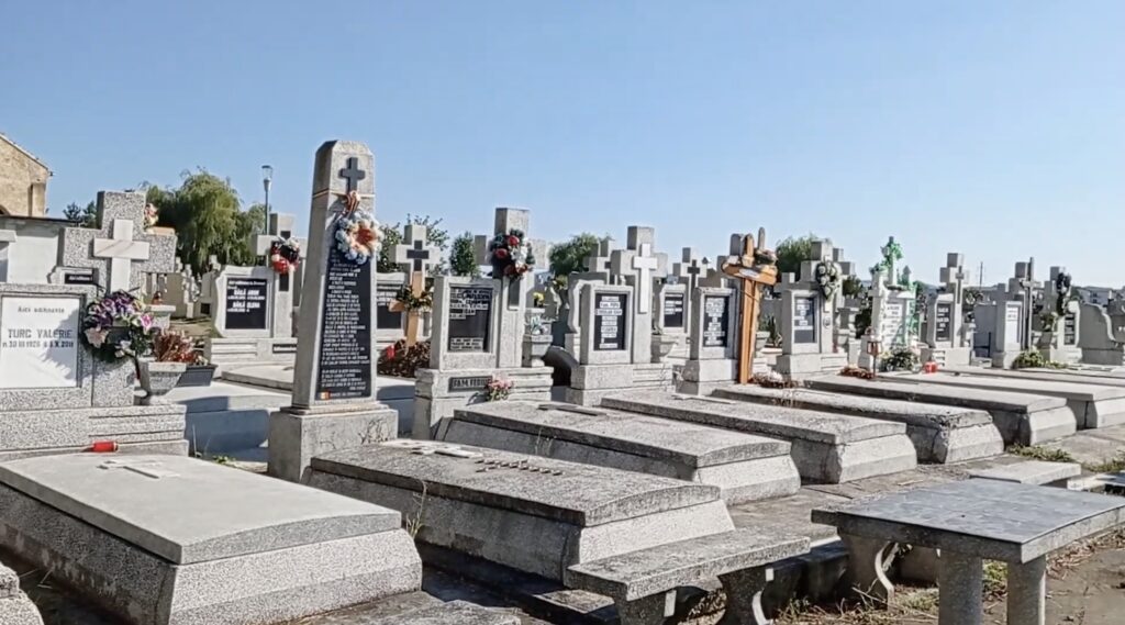 Deținători de locuri de veci din cimitirele Capitalei, înșelați cu sume mari de bani de o grupare de escroci / Doi sunt în arest la domiciliu, iar alți doi au fost plasați sub control judiciar