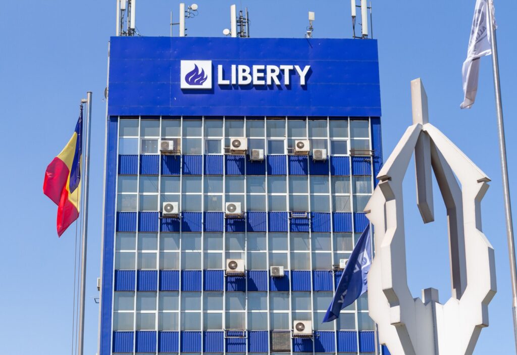 Aproximativ 300 de siderurgişti de la Liberty Galați au protestat în faţa Prefecturii, cerând plata salariilor restante / Nu și-au mai primit banii din luna mai / 2.200 de angajați sunt trimiși în șomaj tehnic de la 1 noiembrie