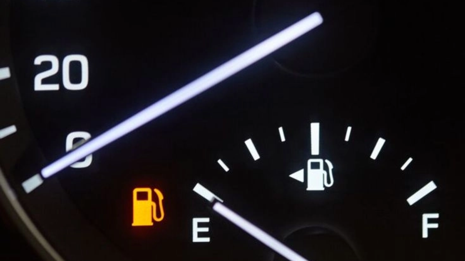 Guvernul plafonează până la 1 februarie 2027 prețul carburanților / Motorina ar ajunge la circa 11,75 de lei/litru fără intervenția statului