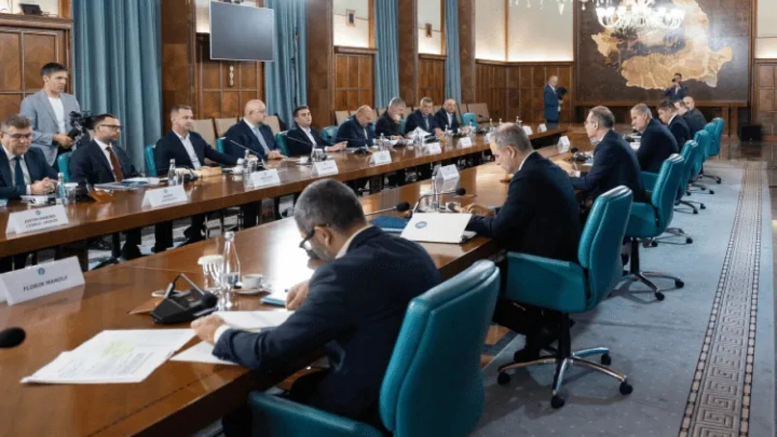 Scandalul dineului din Qatar refuzat de Bolojan: Zgonea, chemat la ședința de Guvern. Costul recepției - 250.000 de lei