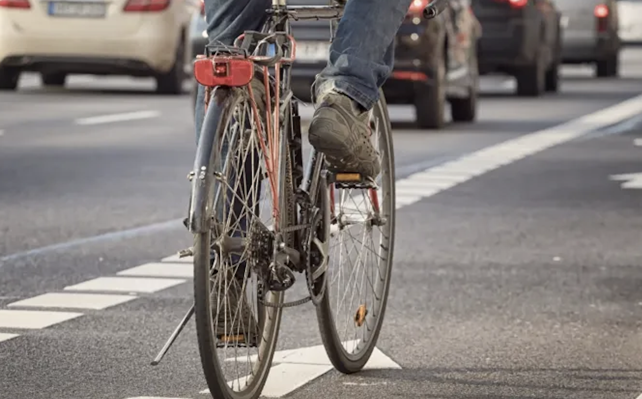 Capcana care îi pândește pe bicicliștii și trotinetiștii din Cluj pe ploaie! Polițiștii avertizează: șinele de tramvai devin alunecoase. Cum să le treci