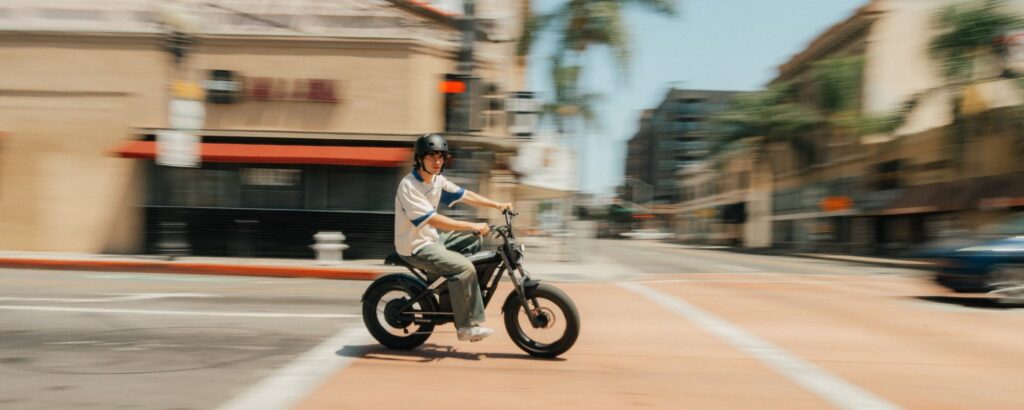 Arată ca o motocicletă naked, dar e o bicicletă electrică cu o autonomie de peste 80 de kilometri / Se conectează la smartphone și are sisteme de alarmă și de blocare a roților /Xyber Air costă sub 2 mii de euro