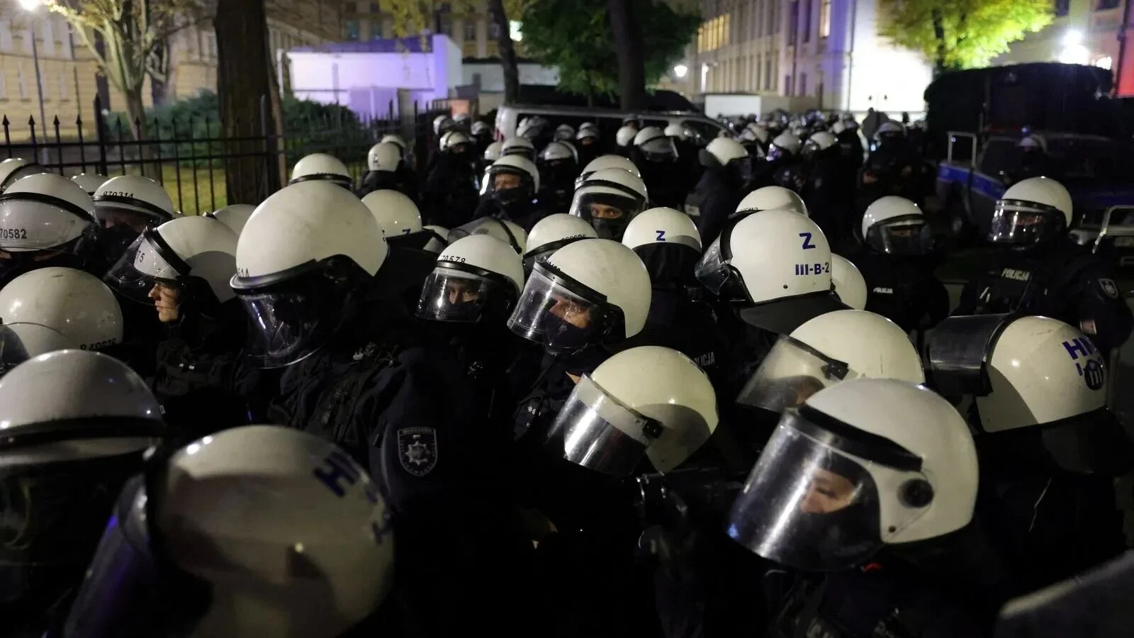 VIDEO Criză constituțională majoră în Polonia: Preşedintele și-a făcut loc cu greu printre protestatari / Partidele, convocate de urgență la consultări / Poliția a intervenit la Tribunalul Constituţional