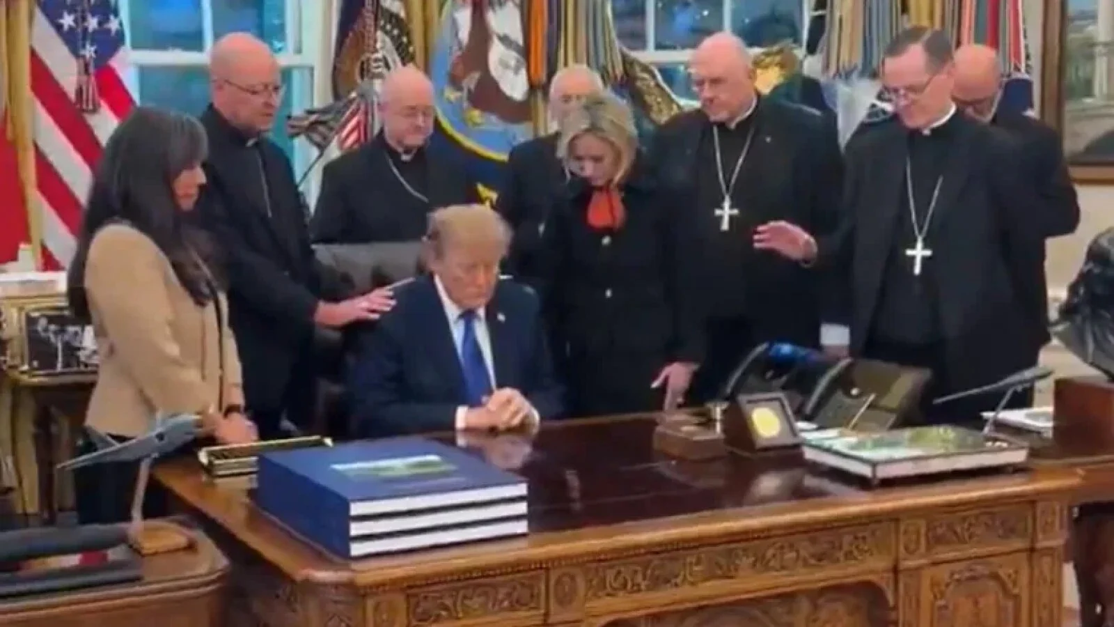VIDEO Preoți catolici folosiți în campania electorală a lui Trump. O rugăciune din Biroul Oval s-a transformat într-un scandal uriaș