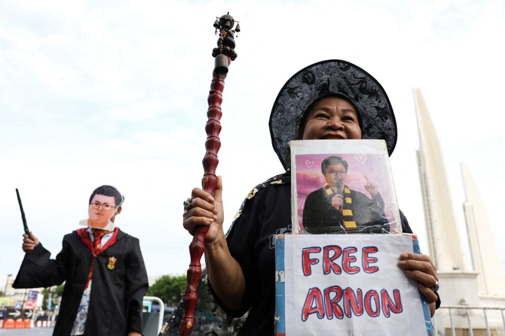 Thailandez, pedepsit cu 34 de ani de închisoaree după a protestat împotriva monarhiei țării într-un costum de Harry Potter