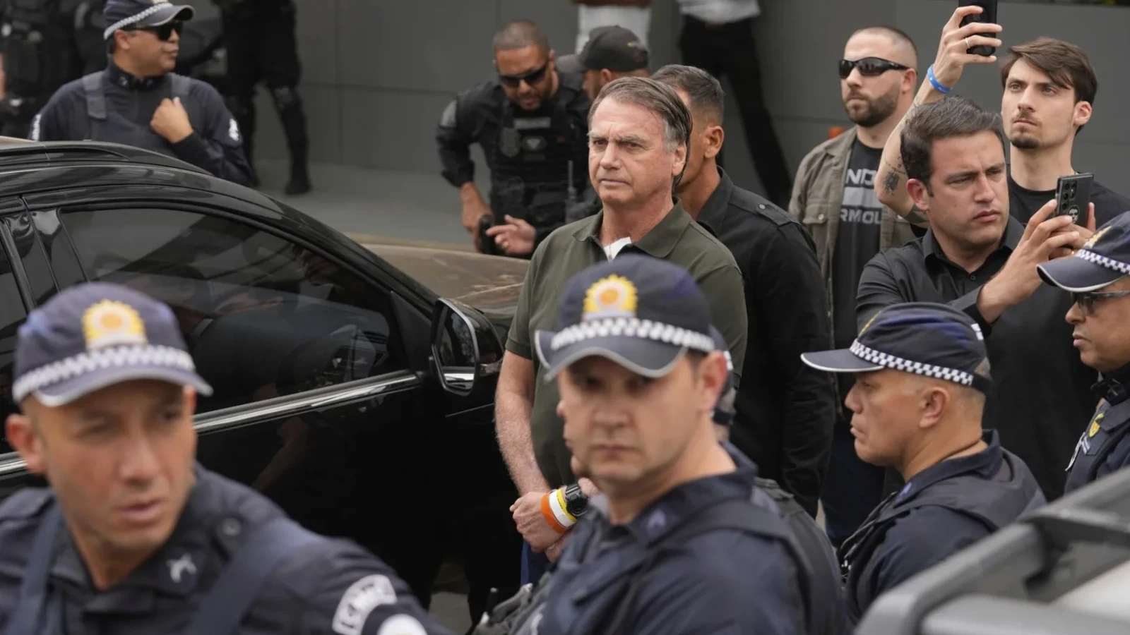 Povestea dinastiei Bolsonaro: tatăl închis, mama în Senat, fiii în Congres, al treilea băiat fugit în SUA